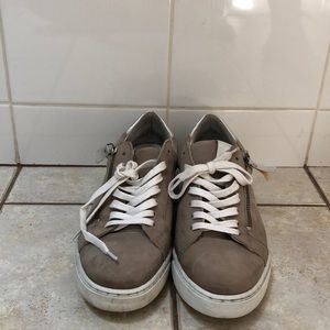 Steve Madden size 10 star sneakers